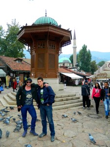 5 Dejan Nestorović sa jaranom koji je završio medresu u Tuzli.