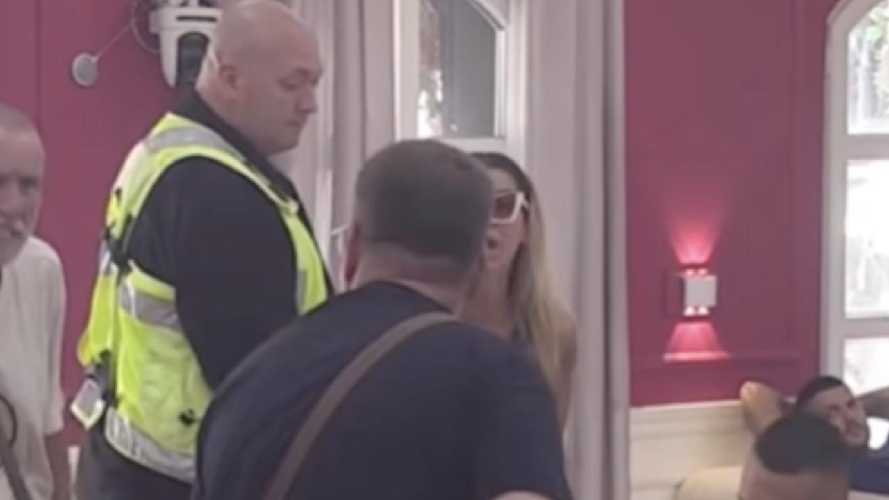 Aneli potpuno izgubila kontrolu: Krvnički nasrnula na Ivana Marinkovića, zarila mu nokte u vrat - obezbeđenje uletelo, emisija hitno prekinuta