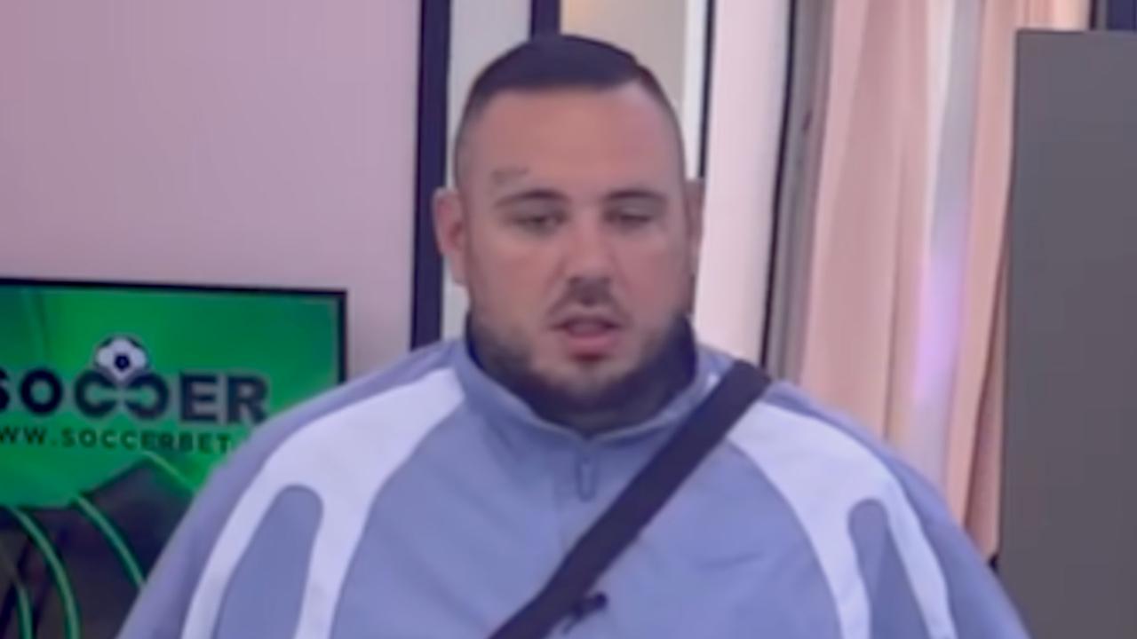 Cara urnišu u spoljnom svetu, najstrašnije ga osuđuju zbog ovog postupka: "Nikada nije pozvao dok se borila za život"