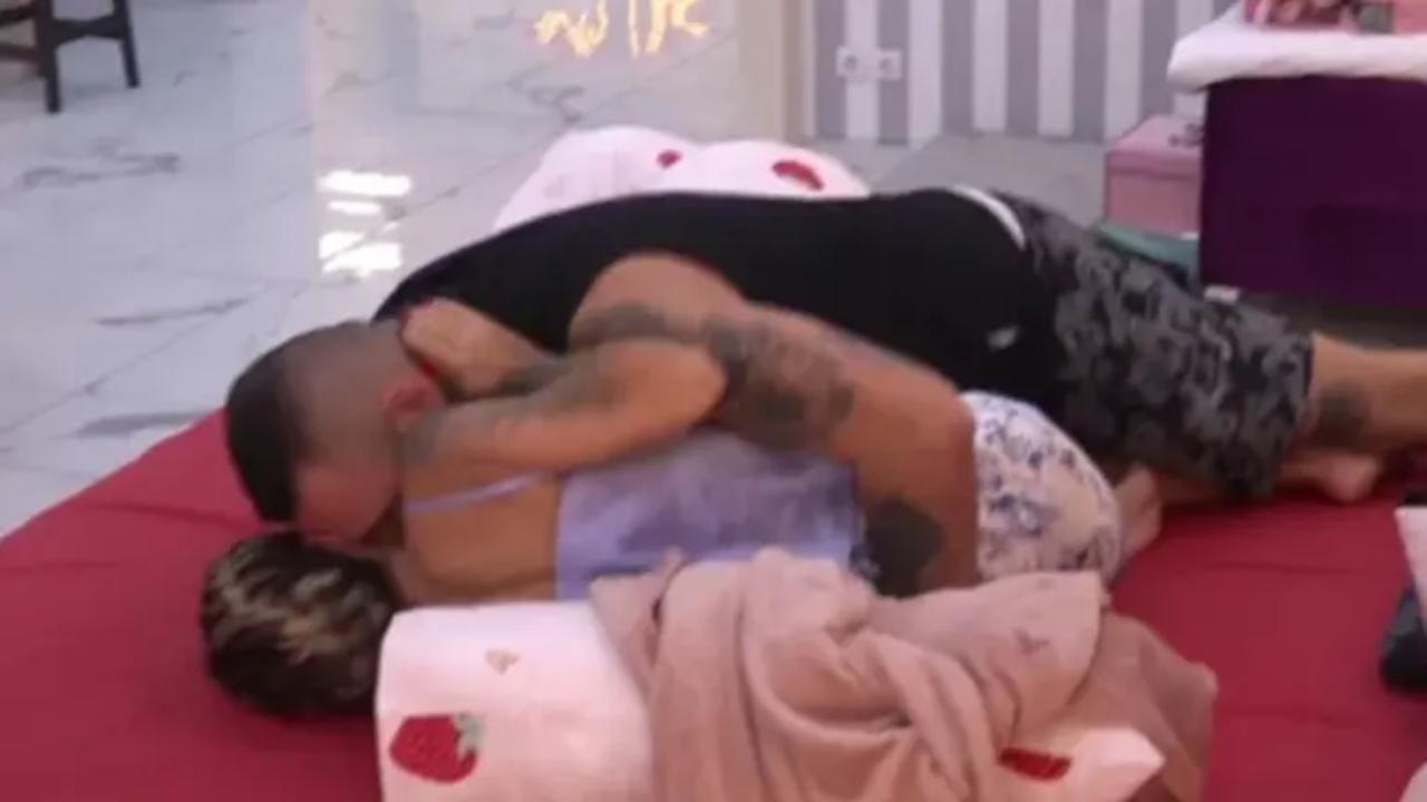 Car više ne krije šta želi od Aneli: Doleteo do njenog kreveta i krenuo da je ljubi - sve pršti od strasti (VIDEO)