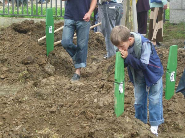 Boy_at_2006_Srebrenica_funeral