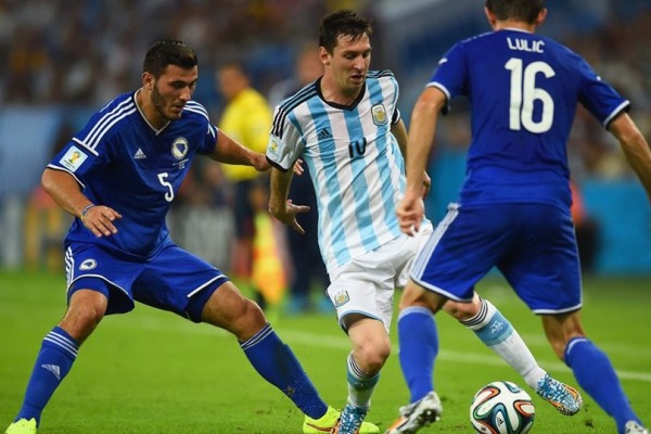 kolasinac-messi-600x400