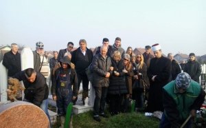 5473452c-2694-4bcb-a942-653eb0765237-s-bratom-i-sestrm-pored-mezara-718x446