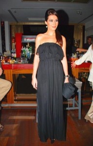 hatice-şendil-siyah-elbiseli-382x600