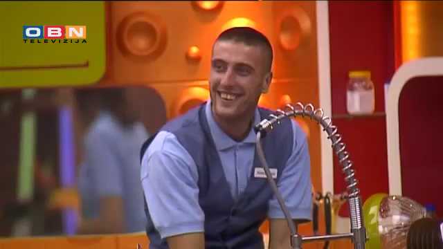 Aleksandar na udaru stanara zbog      završena 4 razreda osnovne .mp4.Still003