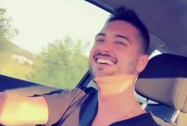 osladile-mu-se-pevacice-evo-s-kojom-koleginicom-sad-perucica-uziva-1470386450-962949